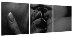 Obraz - Polibek, černobílá fotografie (s hodinami) (90x30 cm)