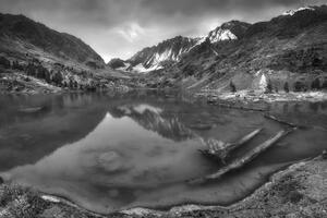 Samolepící fototapeta majestátní černobílé hory