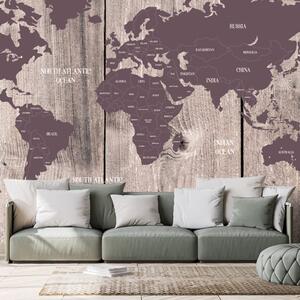 Samolepící tapeta hnědo-fialová mapa na dřevěném pozadí
