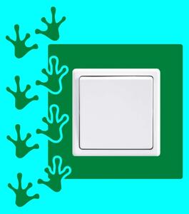 Stopy žáby vypínač - zásuvka - Samolepka na zeď - vnitřní otvor 7,5x7,5cm a 12,5cm vnější obrázek