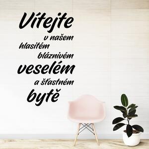 Vítejte v našem bytě - vinylová samolepka na zeď - 80x49cm