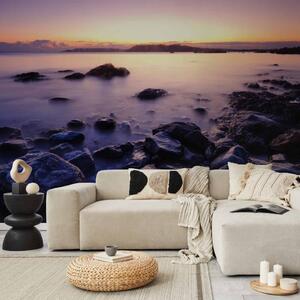 Fototapeta Klidné moře - západ slunce a pláž s kameny s jemnou mlhou