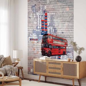 Fototapeta Velká Británie - Londýn - městský mural s autobusem a názvy měst