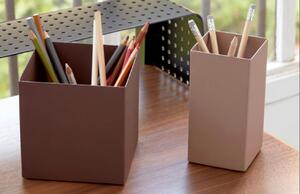 Set dvou růžových kovových stojánků na tužky Kave Home Cornella