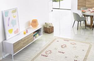 Bílý jasanový TV stolek Kave Home Marielle 167 x 40 cm s kovovou podnoží