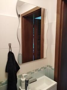 AMIRRO Zrcadlo do koupelny do předsíně a na chodbu na zeď do pokoje do ložnice kulaté oválné tvarové BONNY vlnka 3mm, 50 x 70cm, broušené, včetně závěsů 610-672