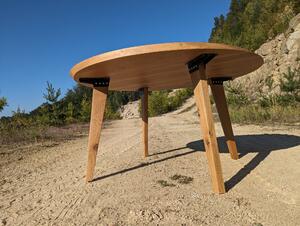 Jídelní stůl z dubového masivu Artemis v industriální designu