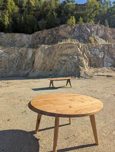 Jídelní stůl z dubového masivu Artemis v industriální designu