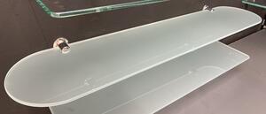 Oválná polička do koupelny z mléčného skla včetně úchytů - 59 x 12 cm