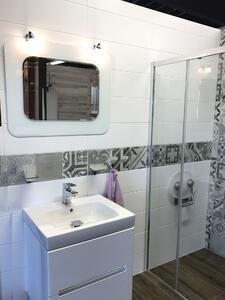 Zrcadlo do koupelny na zeď do pokoje do ložnice do předsíně na chodbu do koupelny APACHE 60 x 75 cm s fazetou 10 mm s bílým podkladem ze skla Lacobel 712-871