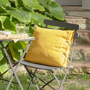 Tmavě zelený zahradní set dvou kovových židlí a stolu Kave Home Alrick