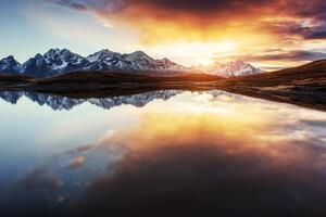 Fototapeta oslnivý západ slunce nad horským jezerem