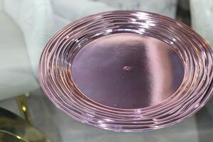 Růžový lesklý klubový talíř Moderně 33 cm
