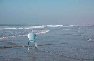 Světle modrá plastová jídelní židle ZUIVER THE OCEAN