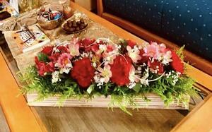 Aranžmá květinové umělé v červené - ikebana dřevo, d.50cm
