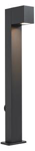 Moderní venkovní stojací lampa černá 65 cm se zásuvkou IP44 - Baleno