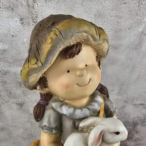 Letní figurka dítěte s houbovým kloboučkem držící králíčka- holka, 45 cm