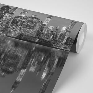 Fototapeta černobílý odraz Manhattanu ve vodě