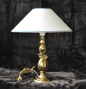 Klasická stolní mosazná lampa s bílým širmem s modrým proužkem