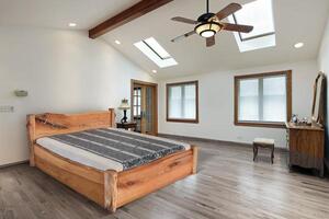 Masivní designová postel ADIANNA s úložným prostorem z jilmového dřeva, 200x160