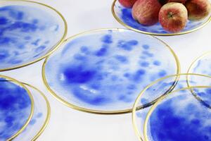 BDK-GLASS Kulatý skleněný talíř s malovaným dekorem a zlatým okrajem - modrý Průměr: 28cm