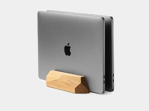 Duální vertikální stojan na notebook Dub