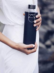 EQUA Mismatch Graphite 750 ml designová luxusní ekologická skleněná lahev na pití s obalem z umělé kůže