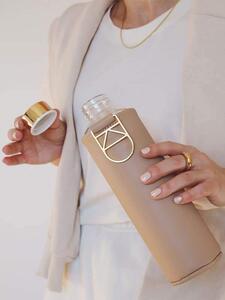 EQUA Mismatch Sienna 750 ml designová luxusní ekologická skleněná lahev na pití s obalem z umělé kůže