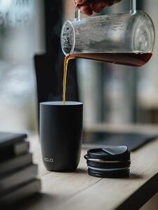 Sada 2 EQUA produktů Cup Black 300 ml termohrnek z nerezové oceli + Mismatch Graphite 750 ml ekologická skleněná lahev s obalem z umělé kůže