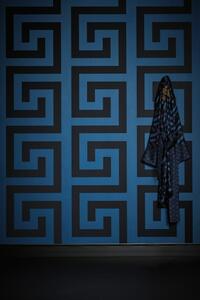 A.S. Création | Vliesová tapeta na zeď VERSACE na zeď 38609-3 | 0,70 x 10,05 m | modrá, černá, metalická