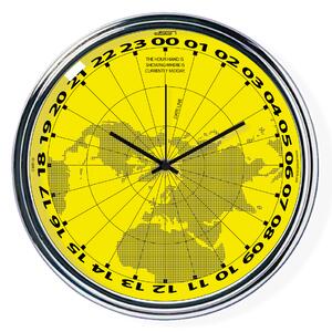 Žluté hodiny s chodem 24h ukazující na mapě, kde je právě poledne (32 cm) | atelierDSGN