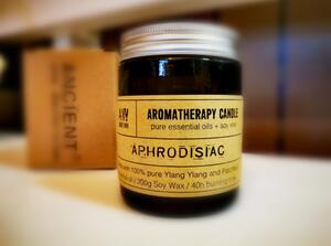 AWM - Aphrodisiac 200g, přírodní Aromaterapeutická svíčka ze sójového vosku s esenciálními oleji Ylang Ylang a Pačuli, s dlouhou dobou hoření až 40h