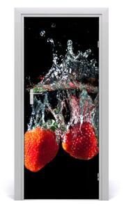 Fototapeta na dveře samolepící jahody pod vodou 75x205 cm