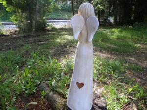 Anděl srdce bílá patina 62cm-svítící na jednu čajovou svíčku, do zahrady nebo i exteriéru.Ale pod střechu