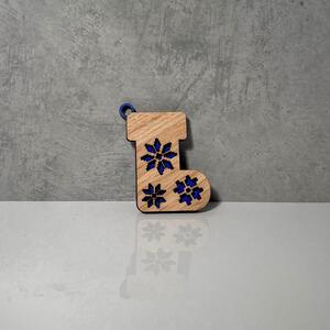Wooden Mooden Dřevěné vánoční ozdoby Folklor (modrý podklad) Tvar: bota