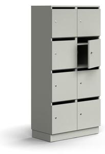 AJ Produkty Skříň na poštu a osobní věci QBUS, 8 uzamykatelných boxů s přihrádkou, sokl, 1636x800x420 mm, světle