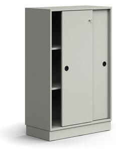 AJ Produkty Skříň s posuvnými dveřmi QBUS, 2 police, sokl, úchytky, 1252x800x400 mm, světle šedá