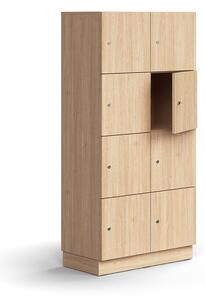 AJ Produkty Skříň QBUS, 8 uzamykatelných boxů, sokl, 1636x800x420 mm, dub
