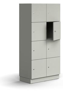 AJ Produkty Skříň QBUS, 8 uzamykatelných boxů, sokl, 1636x800x420 mm, světle šedá