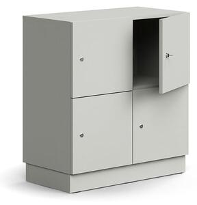 AJ Produkty Skříň QBUS, 4 uzamykatelné boxy, sokl, 868x800x420 mm, světle šedá