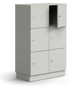 AJ Produkty Skříň QBUS, 6 uzamykatelných boxů, sokl, 1252x800x420 mm, světle šedá