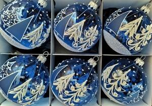 Slezská tvorba Sada skleněných vánočních ozdob koule modrá, průhledná, bílý dekor stromů
