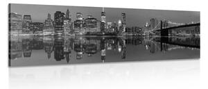 Obraz odraz Manhattanu ve vodě v černobílém provedení