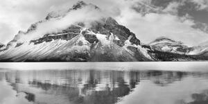 Obraz jezero poblíž nádherné hory v černobílém provedení