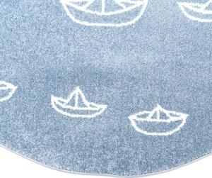 Moderní modrý kulatý koberec lodě na moři