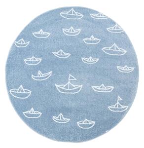 Moderní modrý kulatý koberec lodě na moři