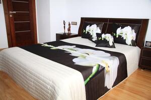 Přehoz na postel krémové barvy s bílou orchidejí