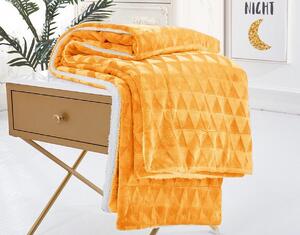 Měkoučká beránková deka ve zlaté barvě s jemným vzorem trojúhelníků. Imitace ovčí vlny, velmi příjemná na dotek, nekouše. Rozměr 150x200 cm