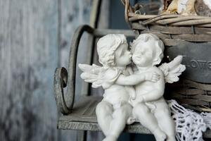 Obraz sošky andílků na lavičce