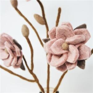 Plstěná větev s květy růžové magnólie